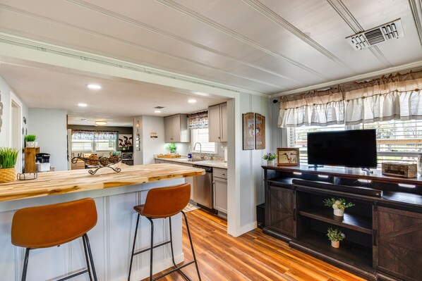 Fridge, microwave, oven, stovetop - Pool, Grill & Fire Pit: Grapeland Farm Retreat (Grapeland)