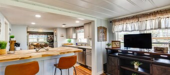 Pool, Grill & Fire Pit: Grapeland Farm Retreat