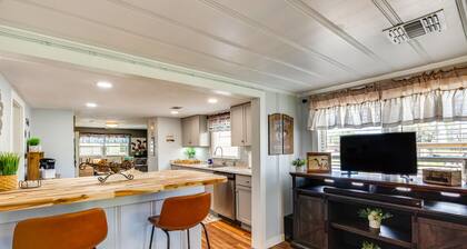 Pool, Grill & Fire Pit: Grapeland Farm Retreat