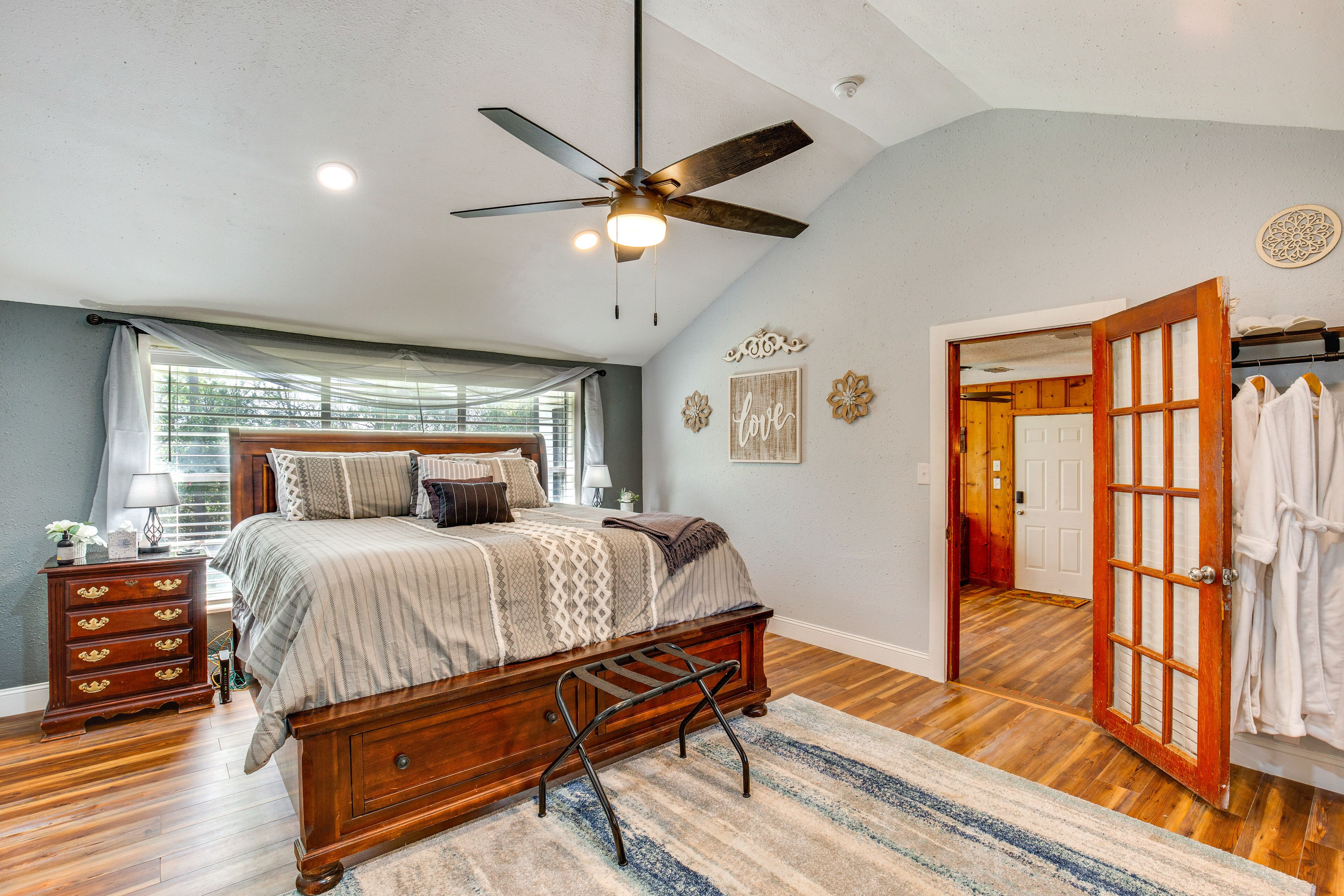 2 bedrooms, desk, travel crib, WiFi