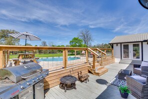 Outdoor dining - Pool, Grill & Fire Pit: Grapeland Farm Retreat (Grapeland)