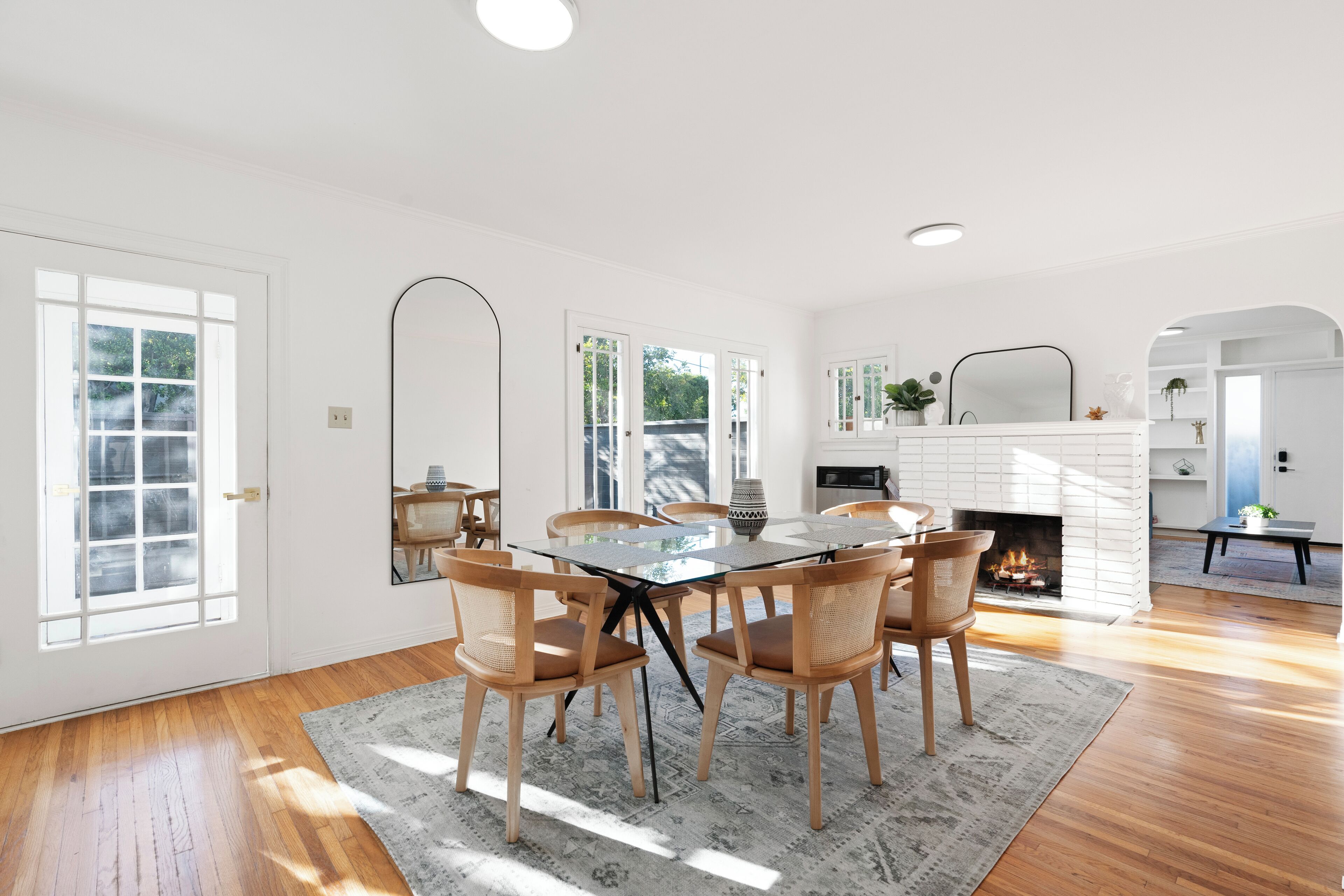 패밀리 방갈로 | 거실 공간 | 디지털 채널 시청이 가능한 50인치 스마트 TV, 넷플릭스, 훌루