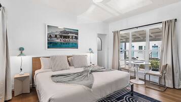 Habitació superior | 1 dormitori, planxa i posts de planxar i un bressol de viatge