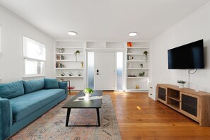 家庭平房 | 起居区 | 50-英寸智能电视(配备数码频道)、Netflix、Hulu