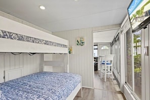 2 bedrooms, iron/ironing board, WiFi, bed sheets - Blue Serenity Bungalow is ready for beach relaxation and fun.  Family friendly!
 (Jensen Beach)