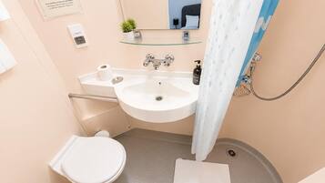 Deluxe Triple Room | Bathroom