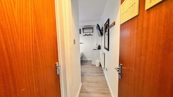 Tomannsrom – deluxe | Individuelt innredet, skrivebord for bærbar PC og lydisolert