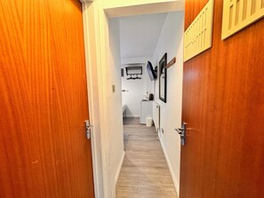 Muebles diferentes y espacio para trabajar con laptop