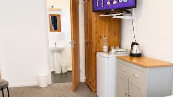 Deluxe Twin Room | Laptop workspace, soundproofing, WiFi (free), individually furnished