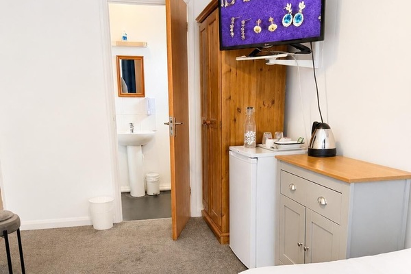 Deluxe Twin Room | Laptop workspace, soundproofing, WiFi (free), individually furnished