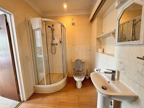 Family Room | Bathroom | Shower, rainfall showerhead, hair dryer, soap - High Trees Gatwick Guest House (Horley)