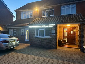 Front of property - High Trees Gatwick Guest House (Horley)