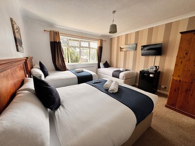 High Trees Gatwick Guest House 