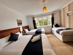 Family Room | Individually furnished, laptop workspace, soundproofing, free WiFi - High Trees Gatwick Guest House (Horley)