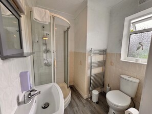 Deluxe Triple Room | Bathroom