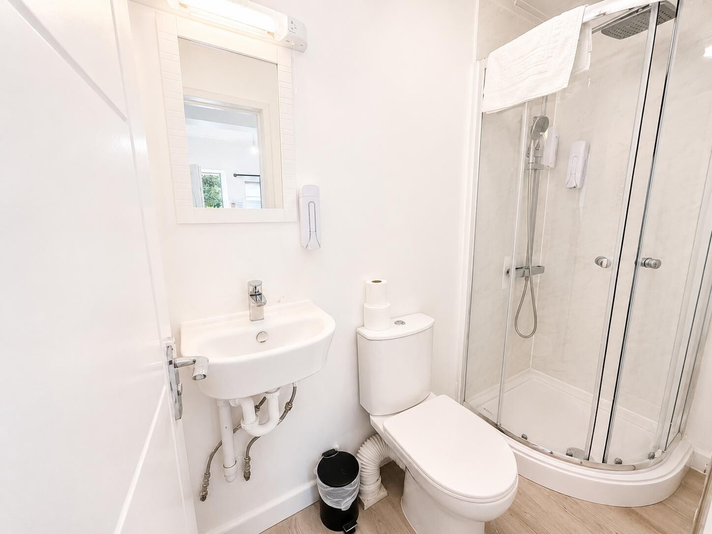 Deluxe Single Room | Bathroom | Shower, rainfall showerhead, hair dryer, soap