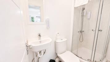 Deluxe Single Room | Bathroom | Shower, rainfall showerhead, hair dryer, soap