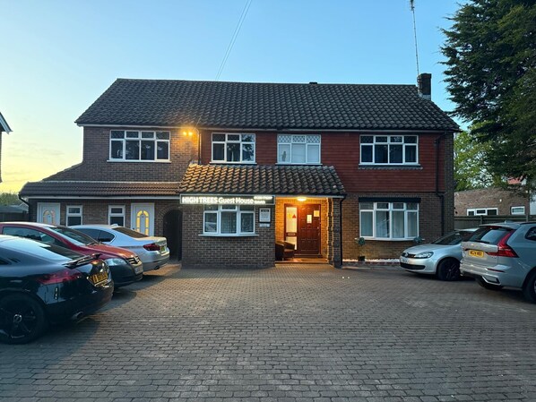 Front of property - High Trees Gatwick Guest House (Horley)