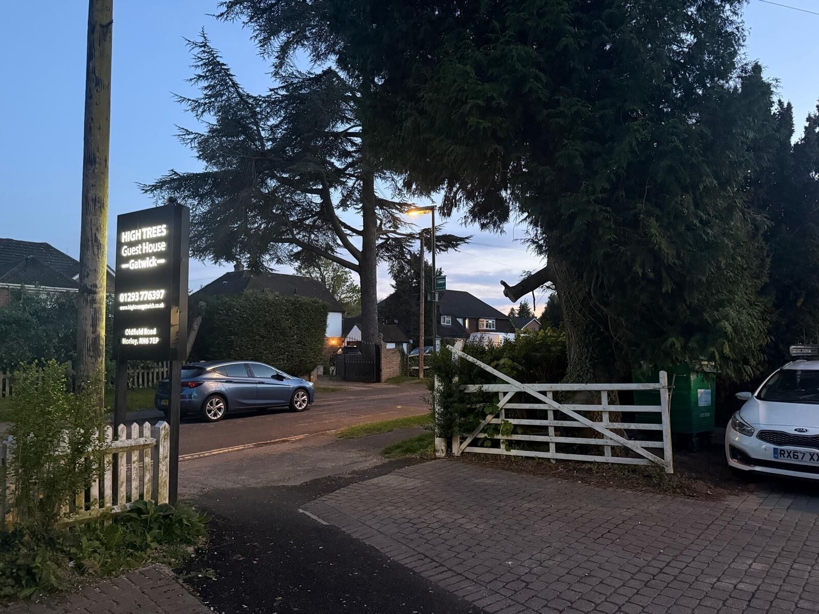 Vista frontal de la propiedad