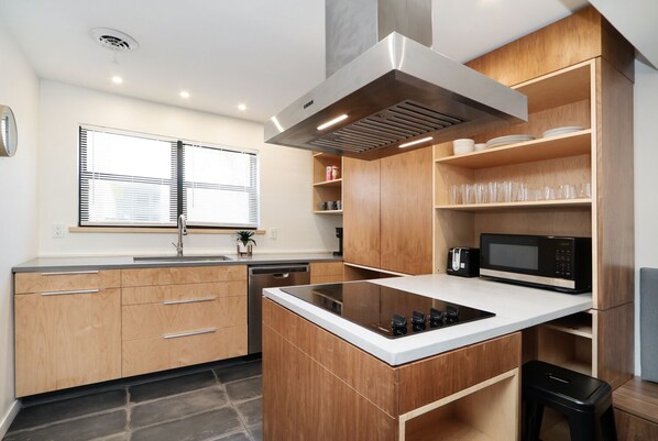 Oven, stovetop, coffee/tea maker, toaster