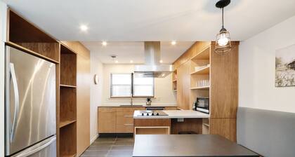 Elegant 2BR Escape in Manhattan – WiFi & Parking
