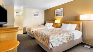 Quarto de hotel com duas camas, uma escrivaninha, uma televisão e ar-condicionado fixado na parede.