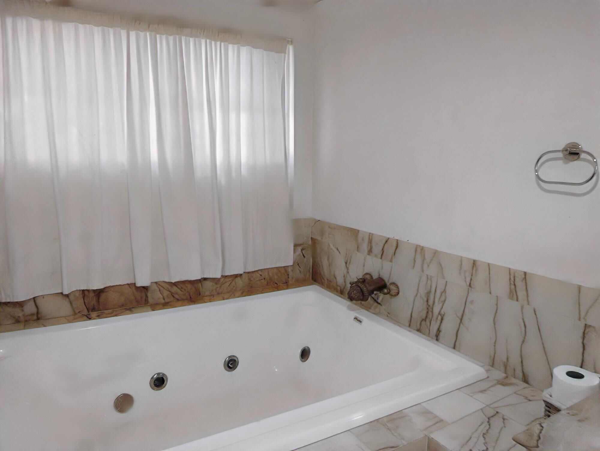 Bidet, serviettes fournies, savon, shampoing
