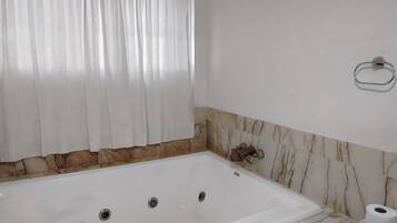 Bidet, serviettes fournies, savon, shampoing