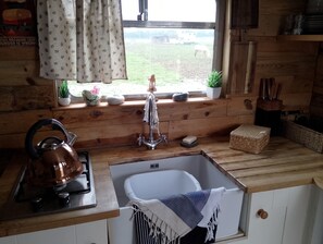 Stuga | Eget kök | Kylskåp, spishäll, vattenkokare och brödrost