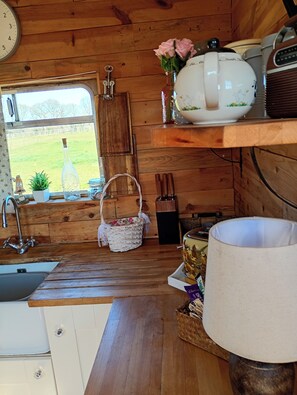 Cabin | Private kitchen | Fridge, stovetop, electric kettle, toaster - Beautiful Idilic Stay at The Box (Chichester)