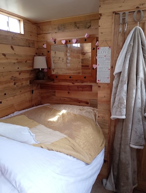 Cabin | 1 bedroom, iron/ironing board, free WiFi, bed sheets - Beautiful Idilic Stay at The Box (Chichester)