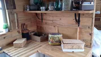 Mökki | Yksityinen keittiö | Jääkaappi, liesi, vedenkeitin, leivänpaahdin