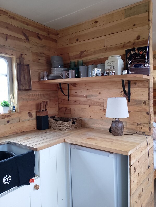 Cabin | Private kitchen | Fridge, stovetop, electric kettle, toaster - Beautiful Idilic Stay at The Box (Chichester)