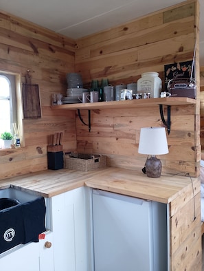 Cabin | Bếp riêng | Tủ lạnh, bếp nấu, ấm điện, lò nướng bánh mì