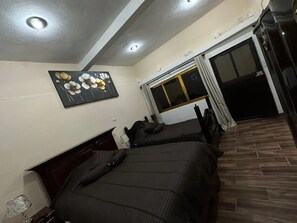 4 عدّة غرف نوم ومكواة/لوح كي وواي فاي وملاءات أسرّة