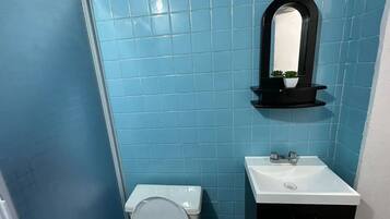 Een haardroger, een bidet, handdoeken, zeep