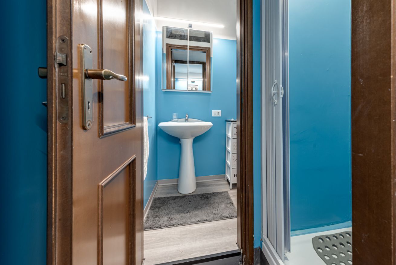 Douche, sèche-cheveux, bidet, serviettes fournies