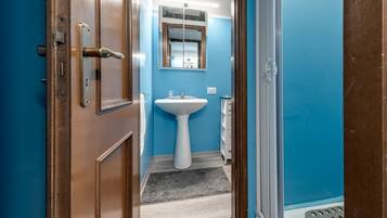 Douche, sĂšche-cheveux, bidet, serviettes fournies