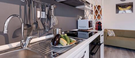 Réfrigérateur, micro-ondes, four, plaque de cuisson