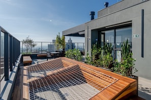 Studio | Outdoor dining - LIV by LEMMON HOMES (Porto Alegre)