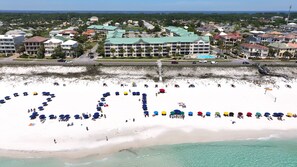 Nær stranden og solsenger