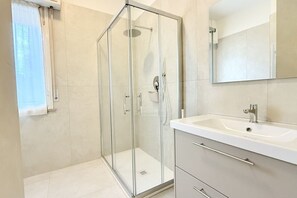 Doccia, bidet, asciugamani
