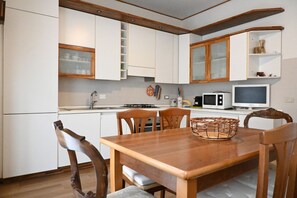 Fridge, oven, dining tables - SE061 - Senigallia, large three-room apartment with terrace (Senigallia)