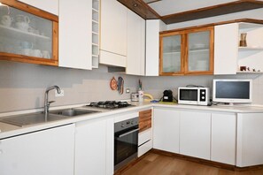 Fridge, oven, dining tables - SE061 - Senigallia, large three-room apartment with terrace (Senigallia)