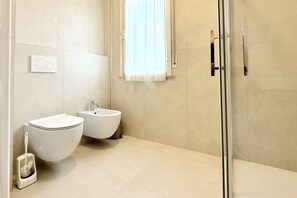 Shower, bidet, towels - SE061 - Senigallia, large three-room apartment with terrace (Senigallia)