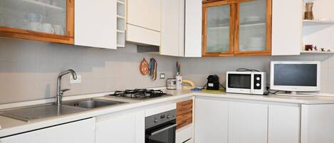 冷蔵庫、オーブン、ダイニングテーブル