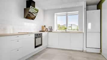 Køleskab, kogeplade, opvaskemaskine, kaffe-/temaskine