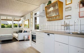 Jääkaappi, liesi, astianpesukone, kahvin-/teenkeitin