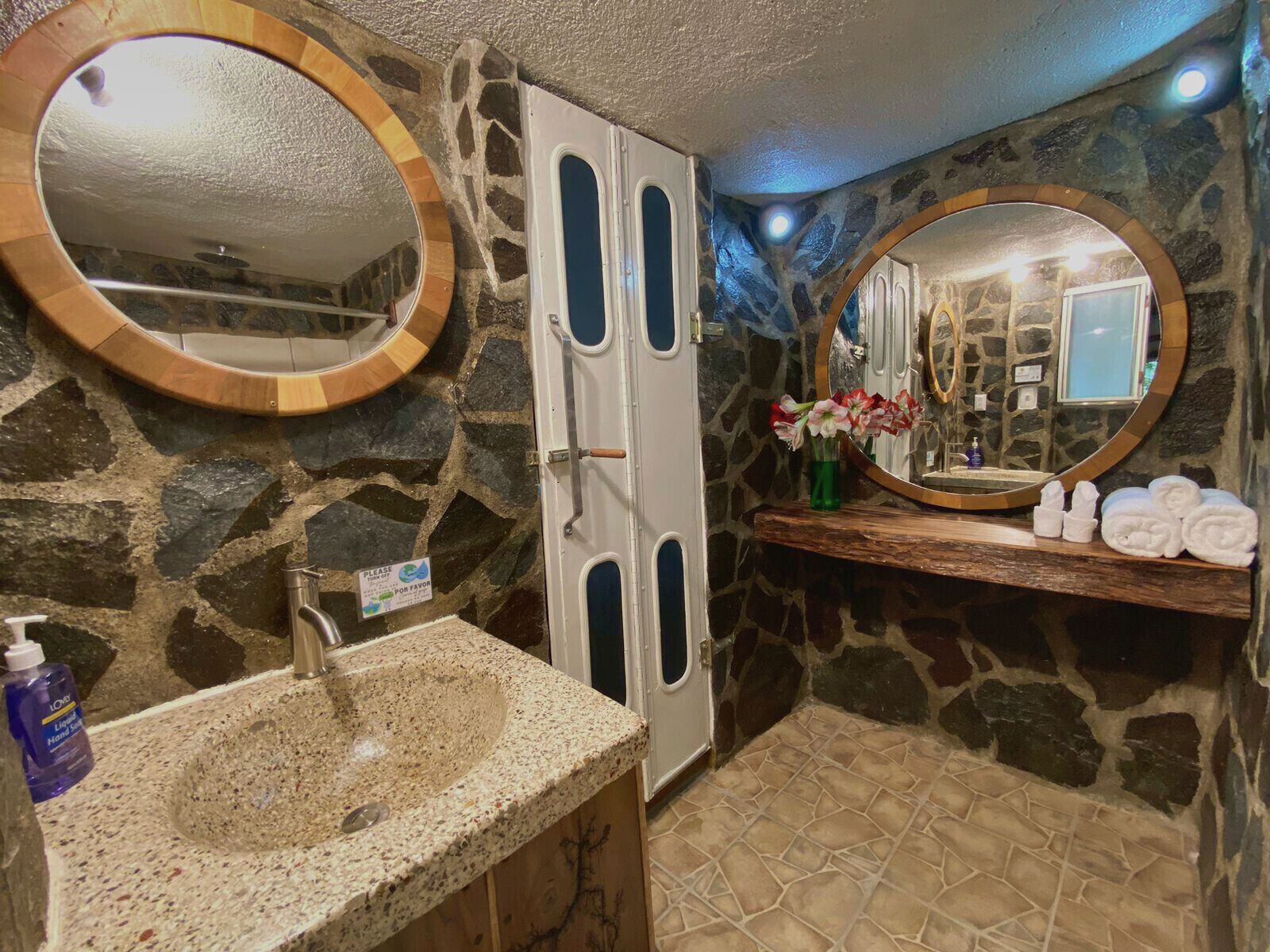 Regadera, toallas, jabón, shampoo 