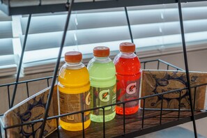 Food and drink - Cozy Montrose studio apartment with free parking & WiFi! (Houston)